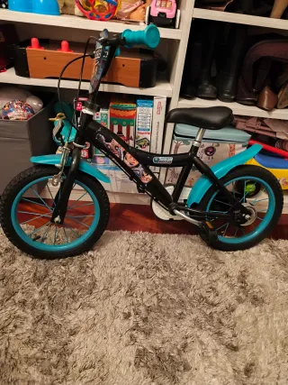 Bicicleta infantil negra y azul