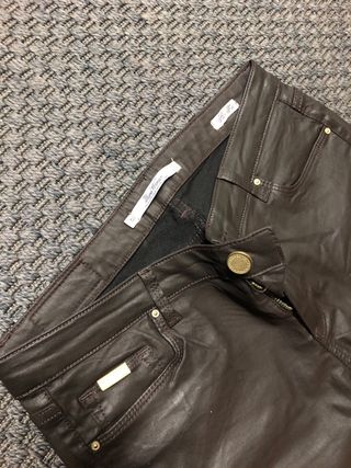 Pantalones efecto piel marrones