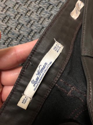 Pantalones efecto piel marrones