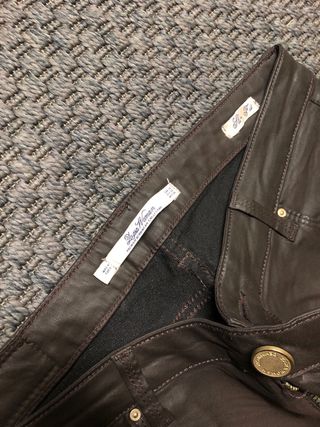 Pantalones efecto piel marrones