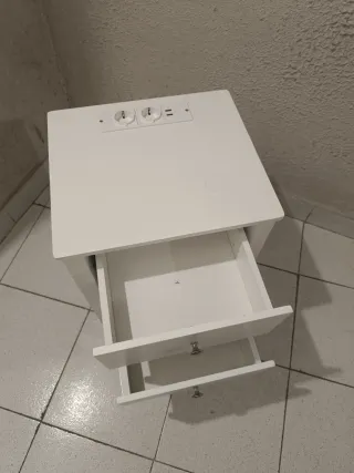 Mesita de Noche de Bambú con Estación de Carga