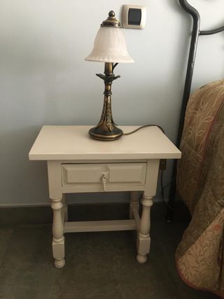 Mesilla de noche blanca con cajon