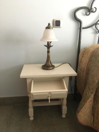 Mesilla de noche blanca con cajon