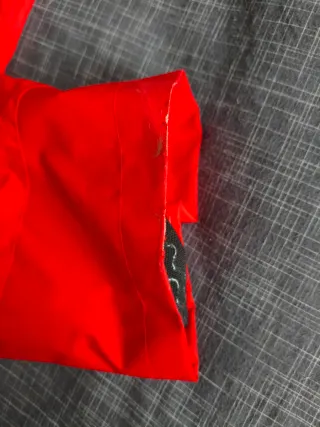 Mono de nieve rojo + manoplas + gafas