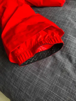 Mono de nieve rojo + manoplas + gafas