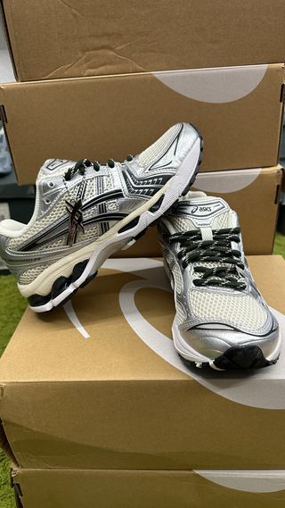 Zapatillas Asics plateadas y blancas