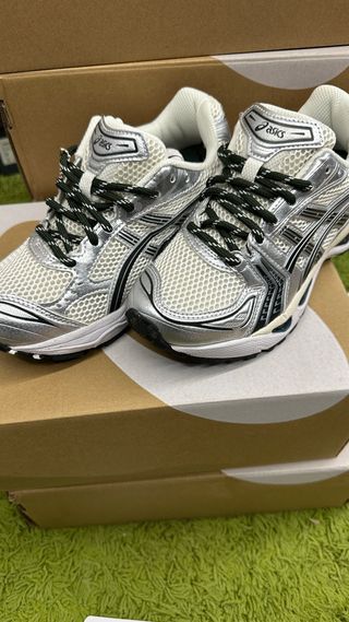 Zapatillas Asics plateadas y blancas