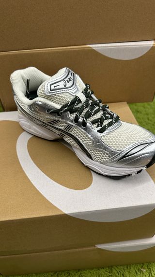 Zapatillas Asics plateadas y blancas