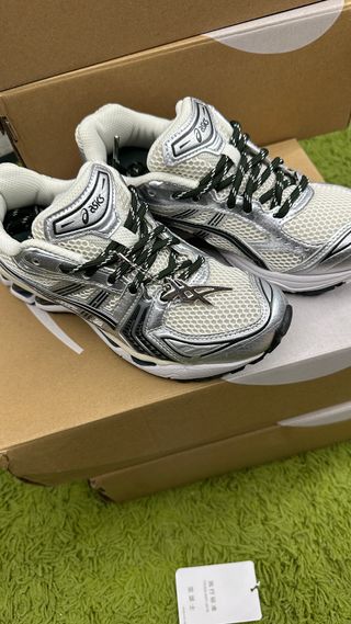 Zapatillas Asics plateadas y blancas