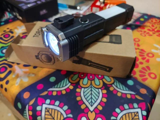 Lanterna 4 em 1 para carro