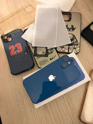 iPhone 13 Azul con Fundas y Protector