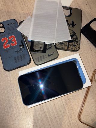 iPhone 13 Azul con Fundas y Protector