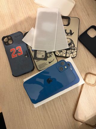 iPhone 13 Azul con Fundas y Protector