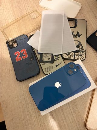 iPhone 13 Azul con Fundas y Protector