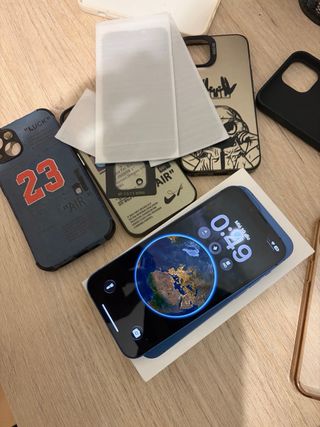 iPhone 13 Azul con Fundas y Protector