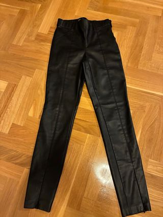 Pantalón efecto piel Zara Talla XS, excelente