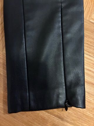 Pantalón efecto piel Zara Talla XS, excelente