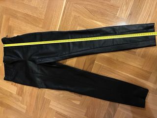 Pantalón efecto piel Zara Talla XS, excelente