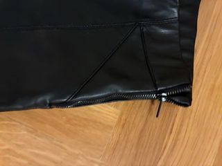 Pantalón efecto piel Zara Talla XS, excelente