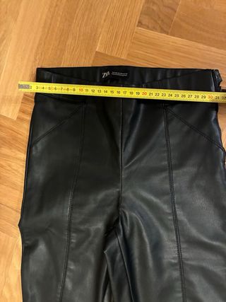 Pantalón efecto piel Zara Talla XS, excelente