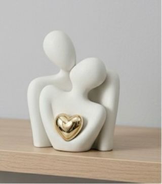 Statua coppia abbracciata con cuore dorato