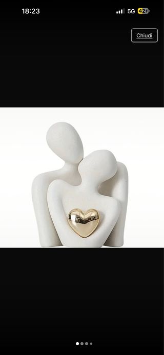 Statua coppia abbracciata con cuore dorato