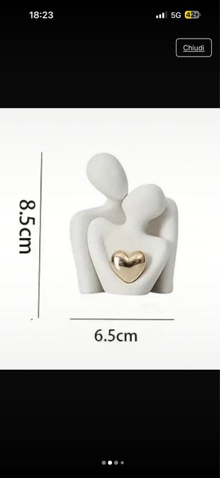 Statua coppia abbracciata con cuore dorato