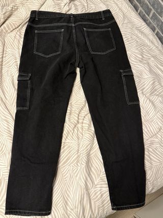 Pantalón ancho negro con pespuntes