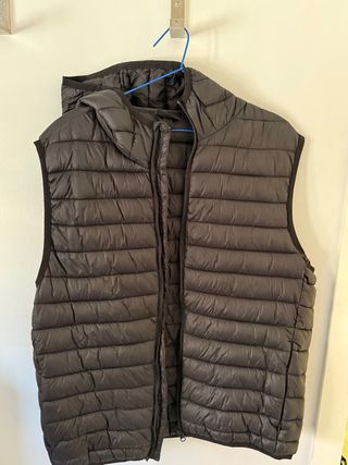Chaleco acolchado negro con capucha