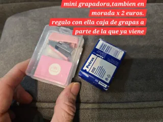 Mini grapadora rosa + caja grapas