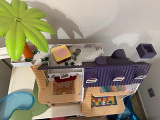 Casa de muñecas con piscina y tobogán