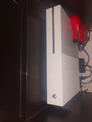 Xbox One S Blanca con Mando Rojo