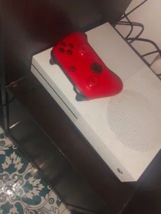 Xbox One S Blanca con Mando Rojo