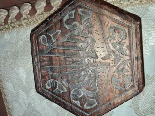 Scatola antica in legno intagliata a mano