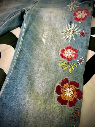 Vaqueros Desigual bordados flores 36