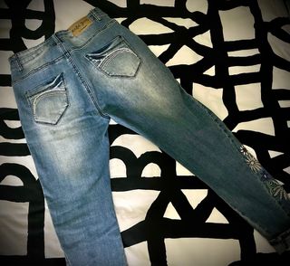 Vaqueros Desigual bordados flores 36