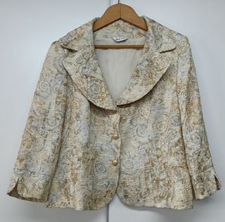 Chaqueta vintage color crema estilo barroco