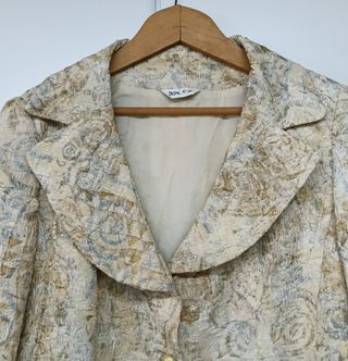 Chaqueta vintage color crema estilo barroco