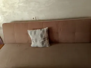 Sofá beige y multicolor de tela