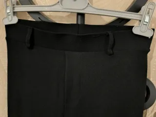 Pantalones negros acampanados