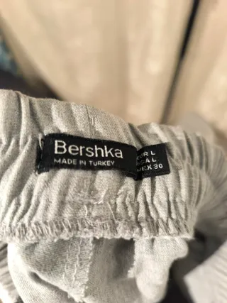 Pantalón de tela gris con raya lateral