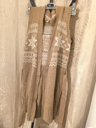 Chaqueta sin mangas beige y blanca