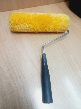 Rodillo de pintura amarillo