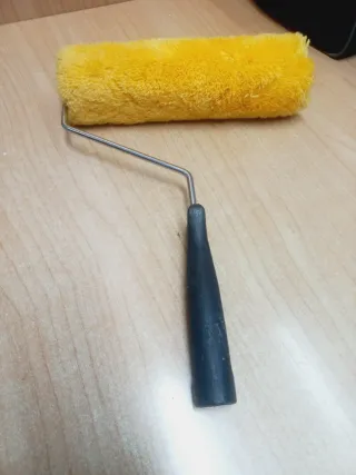 Rodillo de pintura amarillo