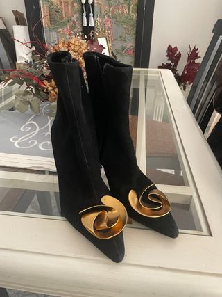 Botines ante negros con detalle dorado