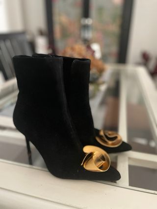 Botines ante negros con detalle dorado