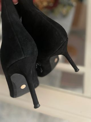 Botines ante negros con detalle dorado