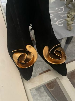 Botines ante negros con detalle dorado