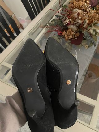 Botines ante negros con detalle dorado