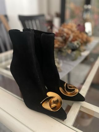 Botines ante negros con detalle dorado